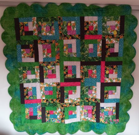 Log cabin with scallop edges border